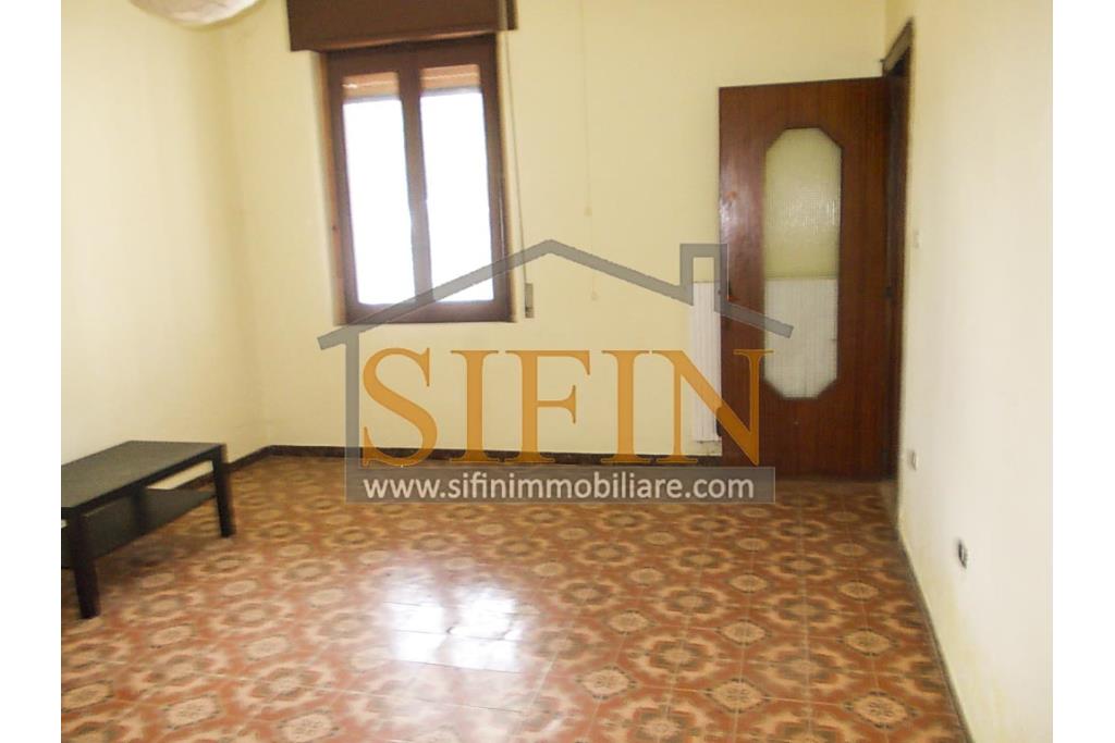 Casa con giardino - Montemarano (AV), proponiamo in vendita casa semindipendente (appartamento) ubicata alla Contrada Acquavivola, composta da veranda d'ingresso, corridoio, cucina due camere e bagno al piano rialzato per un totale di complesivi mq. 75,00 ca. oltre ad un deposito di mq. 15,00 al piano seminterrato e piccolo giardino di mq. 70,00 ca.