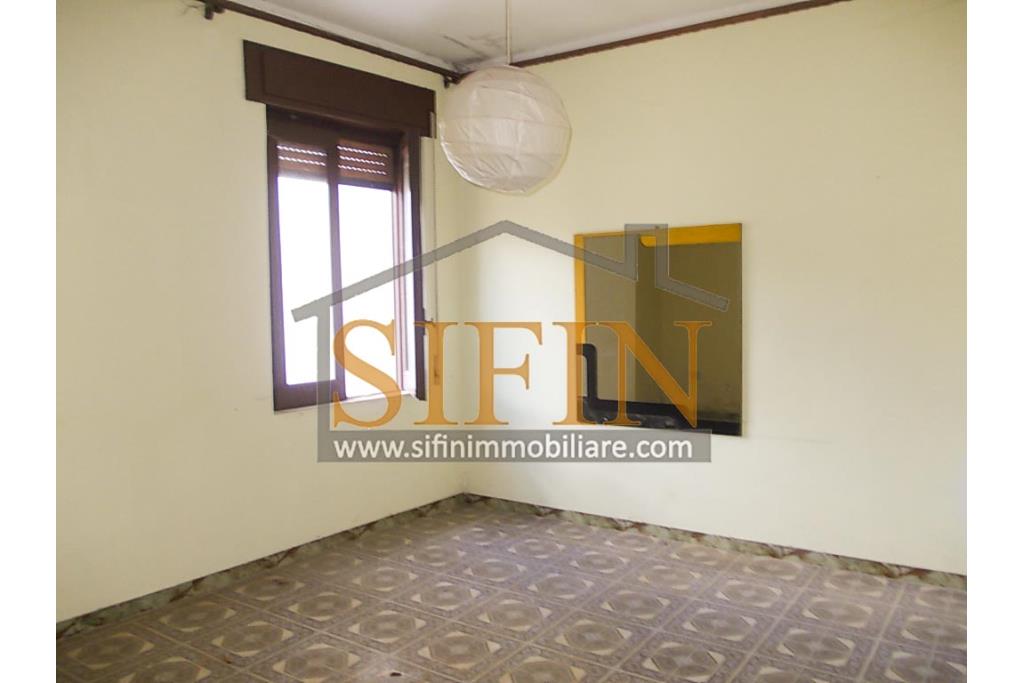 Casa con giardino - Montemarano (AV), proponiamo in vendita casa semindipendente (appartamento) ubicata alla Contrada Acquavivola, composta da veranda d'ingresso, corridoio, cucina due camere e bagno al piano rialzato per un totale di complesivi mq. 75,00 ca. oltre ad un deposito di mq. 15,00 al piano seminterrato e piccolo giardino di mq. 70,00 ca.