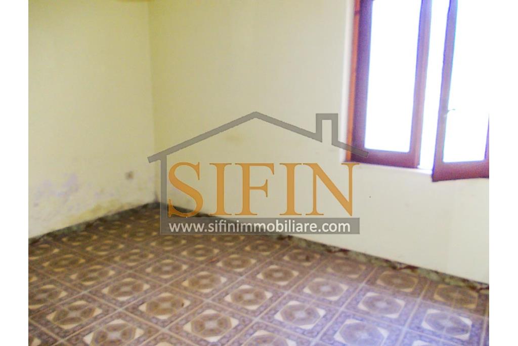 Casa con giardino - Montemarano (AV), proponiamo in vendita casa semindipendente (appartamento) ubicata alla Contrada Acquavivola, composta da veranda d'ingresso, corridoio, cucina due camere e bagno al piano rialzato per un totale di complesivi mq. 75,00 ca. oltre ad un deposito di mq. 15,00 al piano seminterrato e piccolo giardino di mq. 70,00 ca.