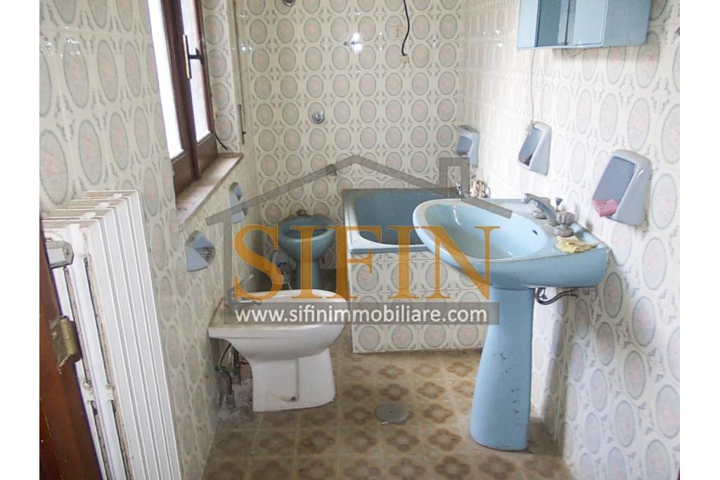 Casa con giardino - Montemarano (AV), proponiamo in vendita casa semindipendente (appartamento) ubicata alla Contrada Acquavivola, composta da veranda d'ingresso, corridoio, cucina due camere e bagno al piano rialzato per un totale di complesivi mq. 75,00 ca. oltre ad un deposito di mq. 15,00 al piano seminterrato e piccolo giardino di mq. 70,00 ca.