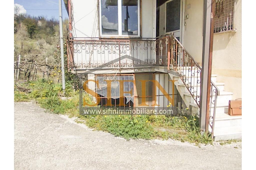 Casa con giardino - Montemarano (AV), proponiamo in vendita casa semindipendente (appartamento) ubicata alla Contrada Acquavivola, composta da veranda d'ingresso, corridoio, cucina due camere e bagno al piano rialzato per un totale di complesivi mq. 75,00 ca. oltre ad un deposito di mq. 15,00 al piano seminterrato e piccolo giardino di mq. 70,00 ca.