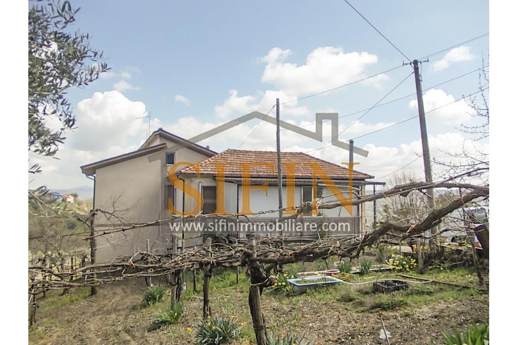 Casa con giardino - Montemarano (AV), proponiamo in vendita casa semindipendente (appartamento) ubicata alla Contrada Acquavivola, composta da veranda d'ingresso, corridoio, cucina due camere e bagno al piano rialzato per un totale di complesivi mq. 75,00 ca. oltre ad un deposito di mq. 15,00 al piano seminterrato e piccolo giardino di mq. 70,00 ca.