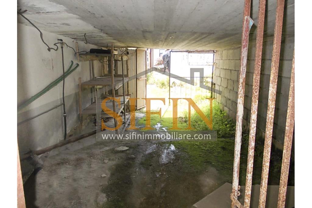 Casa con giardino - Montemarano (AV), proponiamo in vendita casa semindipendente (appartamento) ubicata alla Contrada Acquavivola, composta da veranda d'ingresso, corridoio, cucina due camere e bagno al piano rialzato per un totale di complesivi mq. 75,00 ca. oltre ad un deposito di mq. 15,00 al piano seminterrato e piccolo giardino di mq. 70,00 ca.
