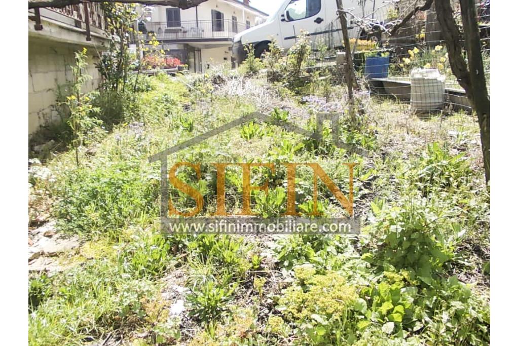 Casa con giardino - Montemarano (AV), proponiamo in vendita casa semindipendente (appartamento) ubicata alla Contrada Acquavivola, composta da veranda d'ingresso, corridoio, cucina due camere e bagno al piano rialzato per un totale di complesivi mq. 75,00 ca. oltre ad un deposito di mq. 15,00 al piano seminterrato e piccolo giardino di mq. 70,00 ca.