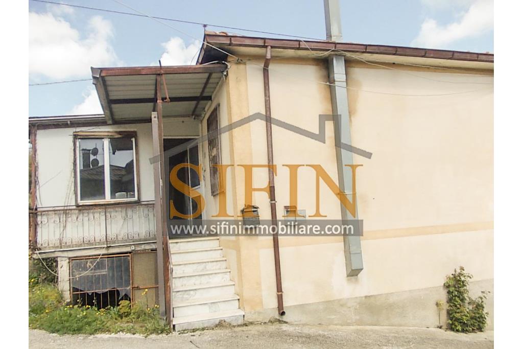 Casa con giardino - Montemarano (AV), proponiamo in vendita casa semindipendente (appartamento) ubicata alla Contrada Acquavivola, composta da veranda d'ingresso, corridoio, cucina due camere e bagno al piano rialzato per un totale di complesivi mq. 75,00 ca. oltre ad un deposito di mq. 15,00 al piano seminterrato e piccolo giardino di mq. 70,00 ca.