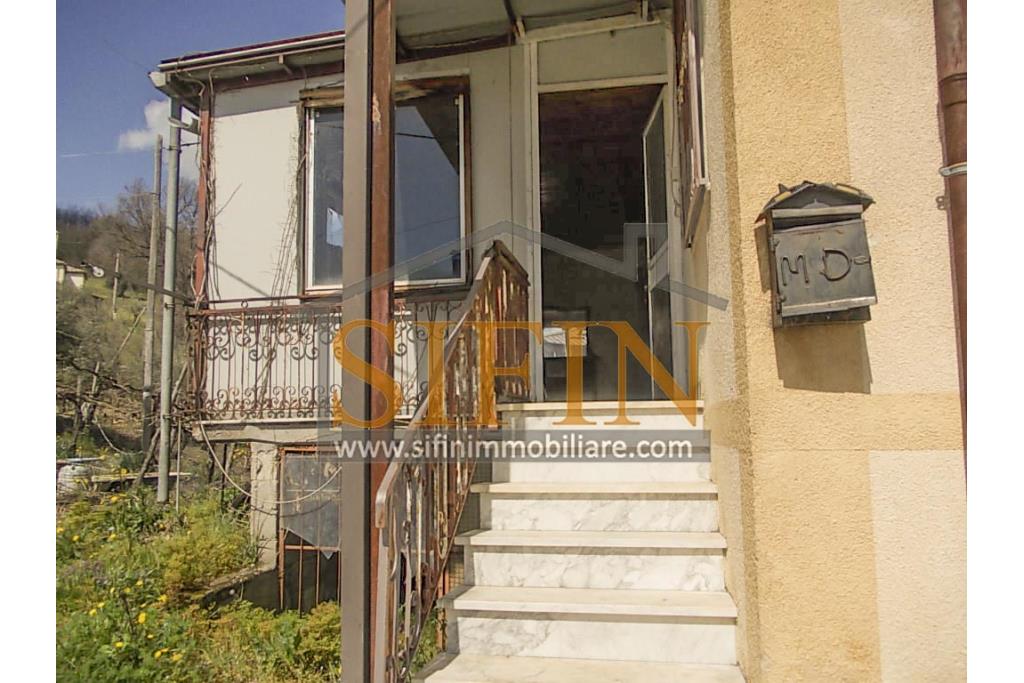 Casa con giardino - Montemarano (AV), proponiamo in vendita casa semindipendente (appartamento) ubicata alla Contrada Acquavivola, composta da veranda d'ingresso, corridoio, cucina due camere e bagno al piano rialzato per un totale di complesivi mq. 75,00 ca. oltre ad un deposito di mq. 15,00 al piano seminterrato e piccolo giardino di mq. 70,00 ca.