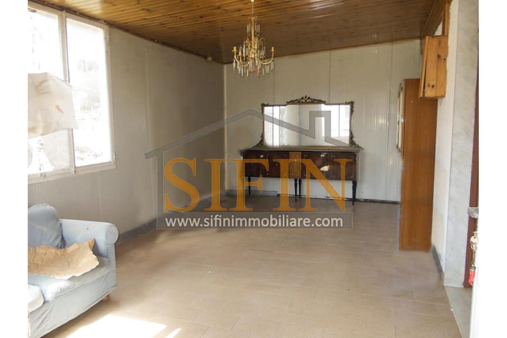 Casa con giardino - Montemarano (AV), proponiamo in vendita casa semindipendente (appartamento) ubicata alla Contrada Acquavivola, composta da veranda d'ingresso, corridoio, cucina due camere e bagno al piano rialzato per un totale di complesivi mq. 75,00 ca. oltre ad un deposito di mq. 15,00 al piano seminterrato e piccolo giardino di mq. 70,00 ca.
