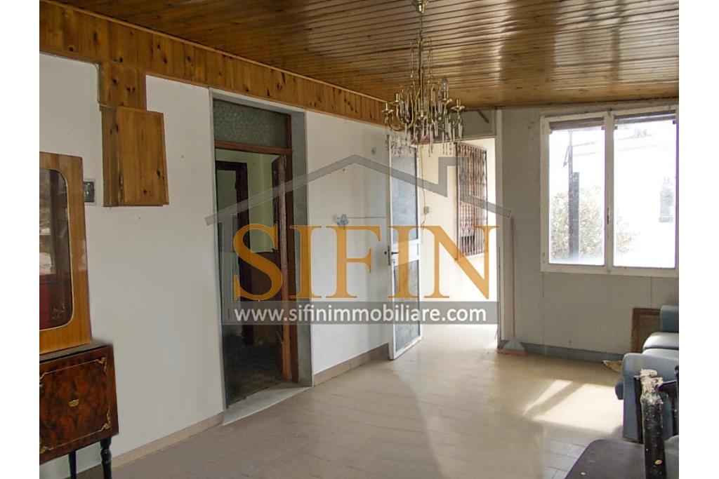 Casa con giardino - Montemarano (AV), proponiamo in vendita casa semindipendente (appartamento) ubicata alla Contrada Acquavivola, composta da veranda d'ingresso, corridoio, cucina due camere e bagno al piano rialzato per un totale di complesivi mq. 75,00 ca. oltre ad un deposito di mq. 15,00 al piano seminterrato e piccolo giardino di mq. 70,00 ca.