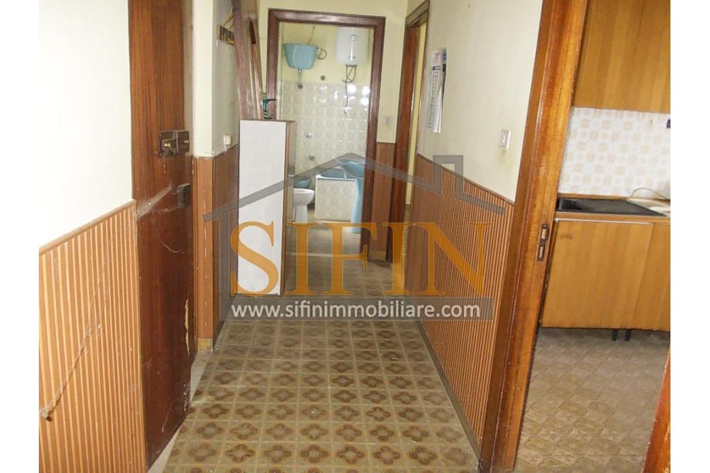 Casa con giardino - Montemarano (AV), proponiamo in vendita casa semindipendente (appartamento) ubicata alla Contrada Acquavivola, composta da veranda d'ingresso, corridoio, cucina due camere e bagno al piano rialzato per un totale di complesivi mq. 75,00 ca. oltre ad un deposito di mq. 15,00 al piano seminterrato e piccolo giardino di mq. 70,00 ca.