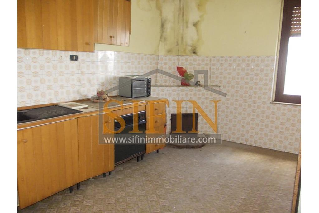 Casa con giardino - Montemarano (AV), proponiamo in vendita casa semindipendente (appartamento) ubicata alla Contrada Acquavivola, composta da veranda d'ingresso, corridoio, cucina due camere e bagno al piano rialzato per un totale di complesivi mq. 75,00 ca. oltre ad un deposito di mq. 15,00 al piano seminterrato e piccolo giardino di mq. 70,00 ca.