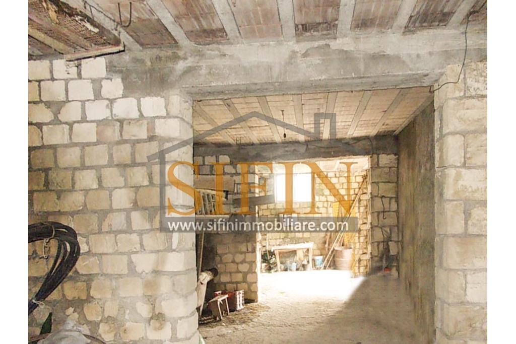 Casa con Terreno - Zungoli (AV) proponiamo in vendita un fabbricato da ristrutturare di mq. 130,00 ca. composto da due vani abitativi di mq. 50,00 ca. ed un vano deposito/cantina di mq. 80,00 ca. oltre a mq. 11.000,00 ca. di terreno 