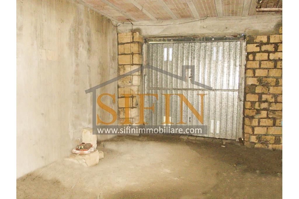 Casa con Terreno - Zungoli (AV) proponiamo in vendita un fabbricato da ristrutturare di mq. 130,00 ca. composto da due vani abitativi di mq. 50,00 ca. ed un vano deposito/cantina di mq. 80,00 ca. oltre a mq. 11.000,00 ca. di terreno 