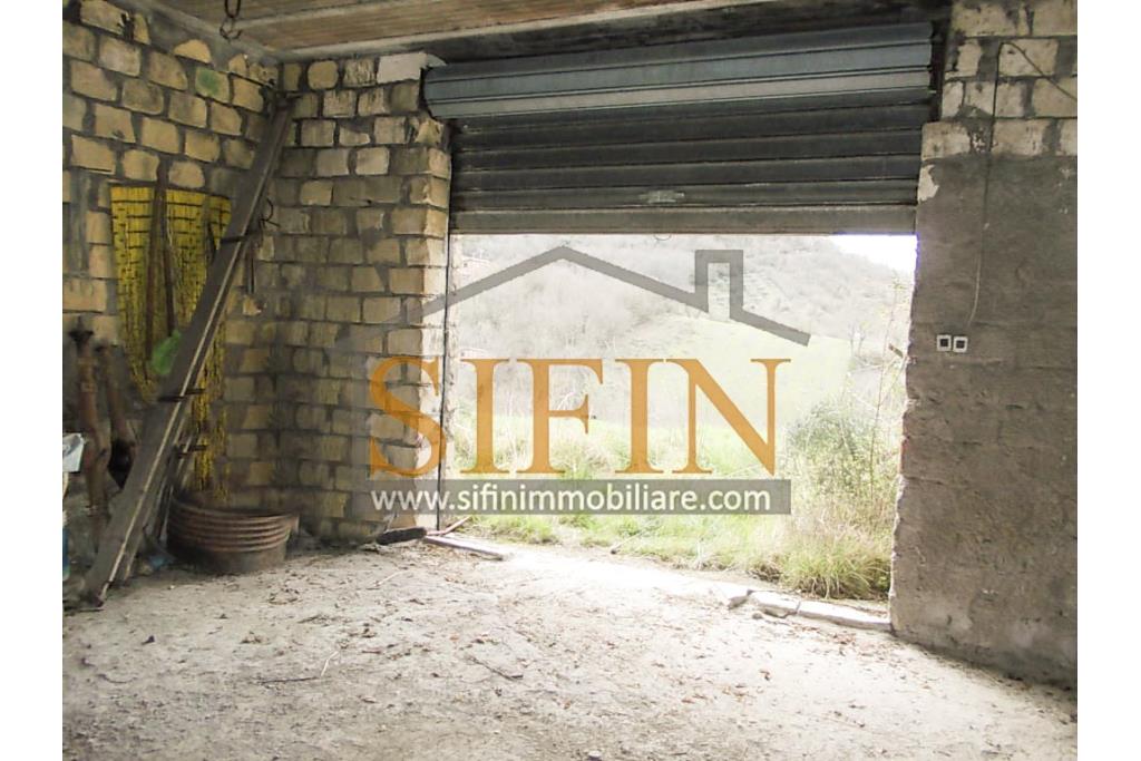 Casa con Terreno - Zungoli (AV) proponiamo in vendita un fabbricato da ristrutturare di mq. 130,00 ca. composto da due vani abitativi di mq. 50,00 ca. ed un vano deposito/cantina di mq. 80,00 ca. oltre a mq. 11.000,00 ca. di terreno 