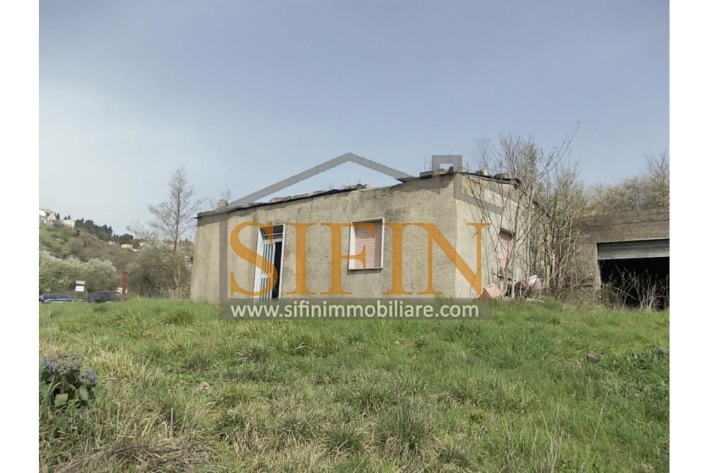Casa con Terreno - Zungoli (AV) proponiamo in vendita un fabbricato da ristrutturare di mq. 130,00 ca. composto da due vani abitativi di mq. 50,00 ca. ed un vano deposito/cantina di mq. 80,00 ca. oltre a mq. 11.000,00 ca. di terreno 