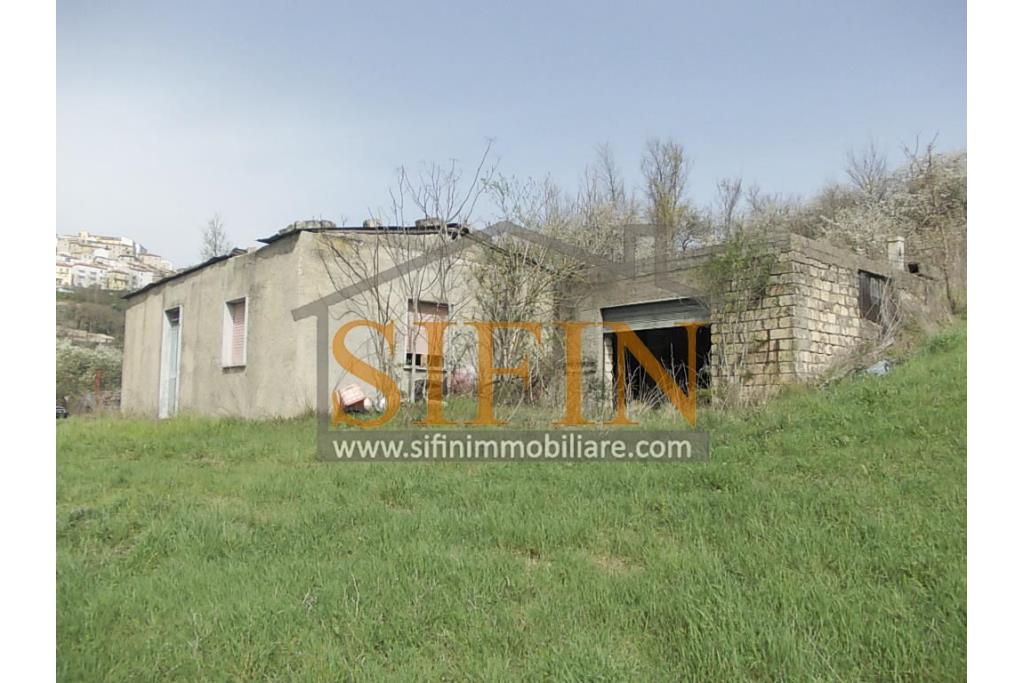 Casa con Terreno - Zungoli (AV) proponiamo in vendita un fabbricato da ristrutturare di mq. 130,00 ca. composto da due vani abitativi di mq. 50,00 ca. ed un vano deposito/cantina di mq. 80,00 ca. oltre a mq. 11.000,00 ca. di terreno 