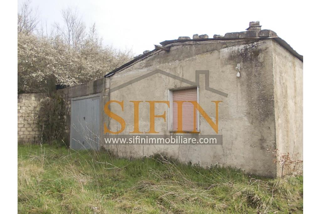 Casa con Terreno - Zungoli (AV) proponiamo in vendita un fabbricato da ristrutturare di mq. 130,00 ca. composto da due vani abitativi di mq. 50,00 ca. ed un vano deposito/cantina di mq. 80,00 ca. oltre a mq. 11.000,00 ca. di terreno 