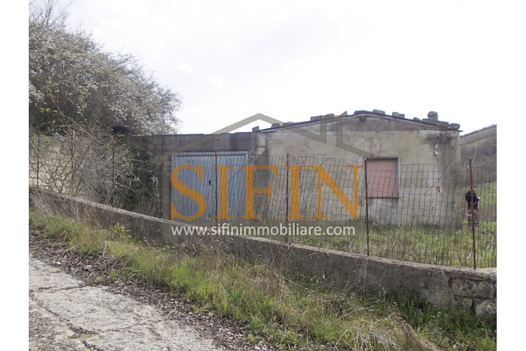 Casa con Terreno - Zungoli (AV) proponiamo in vendita un fabbricato da ristrutturare di mq. 130,00 ca. composto da due vani abitativi di mq. 50,00 ca. ed un vano deposito/cantina di mq. 80,00 ca. oltre a mq. 11.000,00 ca. di terreno 