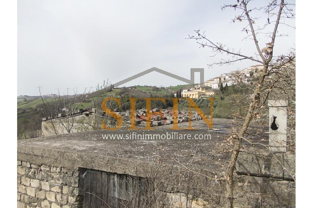 Casa con Terreno - Zungoli (AV) proponiamo in vendita un fabbricato da ristrutturare di mq. 130,00 ca. composto da due vani abitativi di mq. 50,00 ca. ed un vano deposito/cantina di mq. 80,00 ca. oltre a mq. 11.000,00 ca. di terreno 