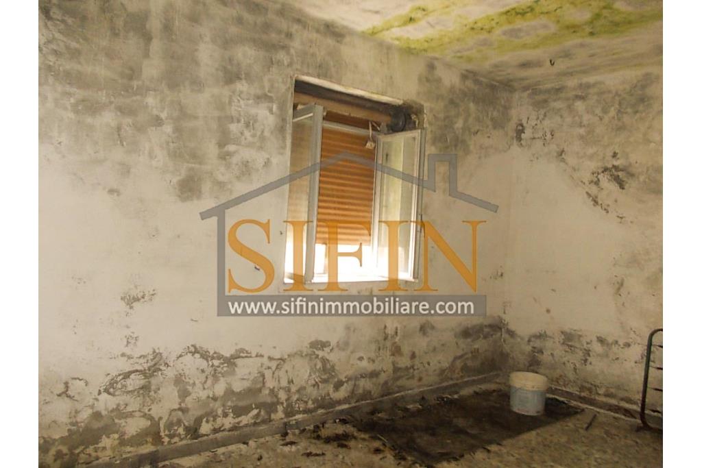 Casa con Terreno - Zungoli (AV) proponiamo in vendita un fabbricato da ristrutturare di mq. 130,00 ca. composto da due vani abitativi di mq. 50,00 ca. ed un vano deposito/cantina di mq. 80,00 ca. oltre a mq. 11.000,00 ca. di terreno 