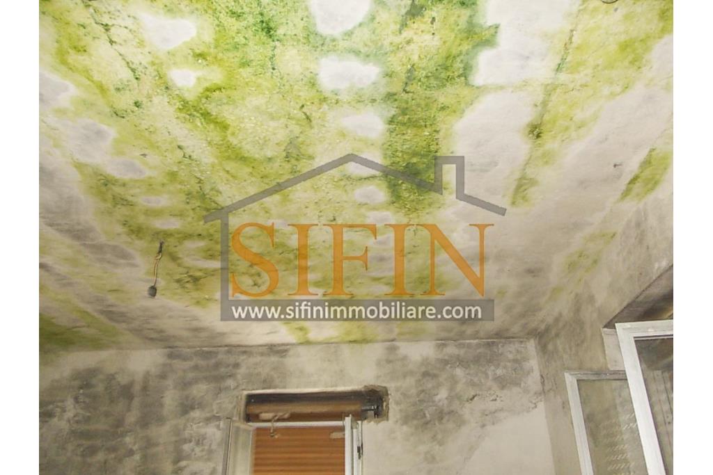 Casa con Terreno - Zungoli (AV) proponiamo in vendita un fabbricato da ristrutturare di mq. 130,00 ca. composto da due vani abitativi di mq. 50,00 ca. ed un vano deposito/cantina di mq. 80,00 ca. oltre a mq. 11.000,00 ca. di terreno 