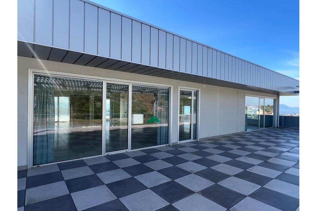 Loclae Commerciale - Ariano Irpino proponiamo in locazione elegante e funzionale locale commerciale di mq. 160,00 ca. con mq. 100,00 ca. di terrazzo oltre, come detto, ad ampio e comodo parcheggio.