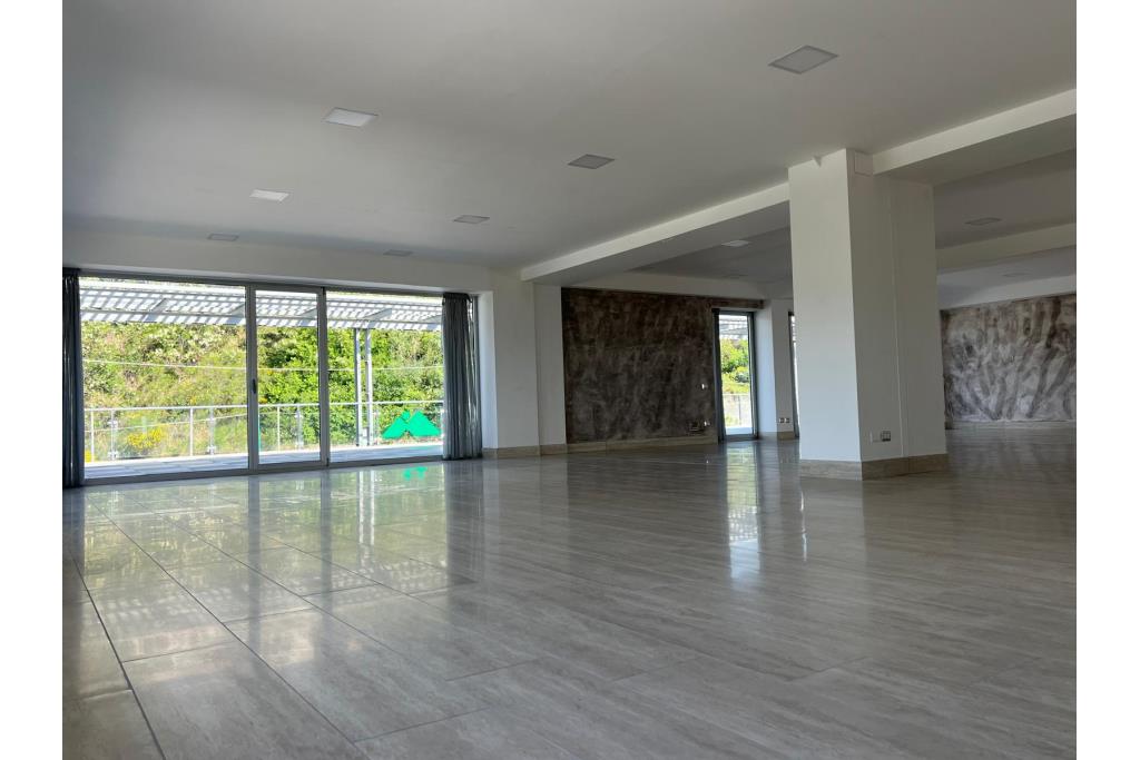 Loclae Commerciale - Ariano Irpino proponiamo in locazione elegante e funzionale locale commerciale di mq. 160,00 ca. con mq. 100,00 ca. di terrazzo oltre, come detto, ad ampio e comodo parcheggio.