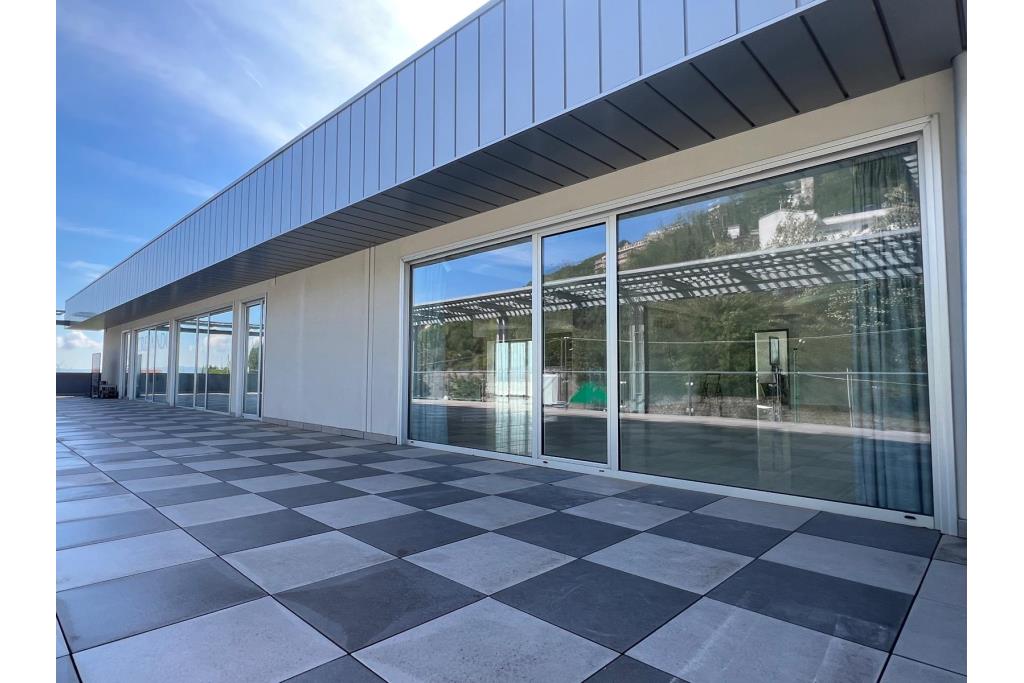 Loclae Commerciale - Ariano Irpino proponiamo in locazione elegante e funzionale locale commerciale di mq. 160,00 ca. con mq. 100,00 ca. di terrazzo oltre, come detto, ad ampio e comodo parcheggio.
