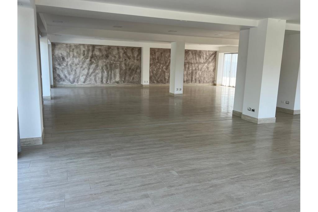 Loclae Commerciale - Ariano Irpino proponiamo in locazione elegante e funzionale locale commerciale di mq. 160,00 ca. con mq. 100,00 ca. di terrazzo oltre, come detto, ad ampio e comodo parcheggio.