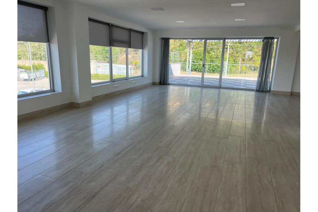 Loclae Commerciale - Ariano Irpino proponiamo in locazione elegante e funzionale locale commerciale di mq. 160,00 ca. con mq. 100,00 ca. di terrazzo oltre, come detto, ad ampio e comodo parcheggio.