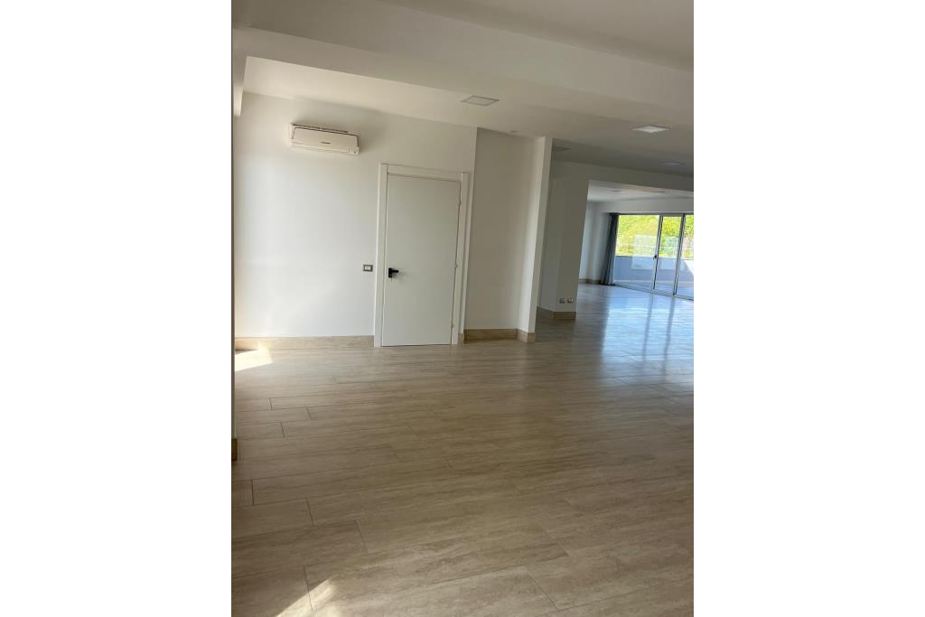 Loclae Commerciale - Ariano Irpino proponiamo in locazione elegante e funzionale locale commerciale di mq. 160,00 ca. con mq. 100,00 ca. di terrazzo oltre, come detto, ad ampio e comodo parcheggio.