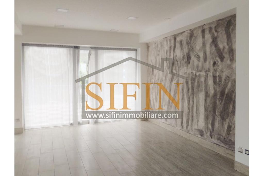 Loclae Commerciale - Ariano Irpino proponiamo in locazione elegante e funzionale locale commerciale di mq. 160,00 ca. con mq. 100,00 ca. di terrazzo oltre, come detto, ad ampio e comodo parcheggio.
