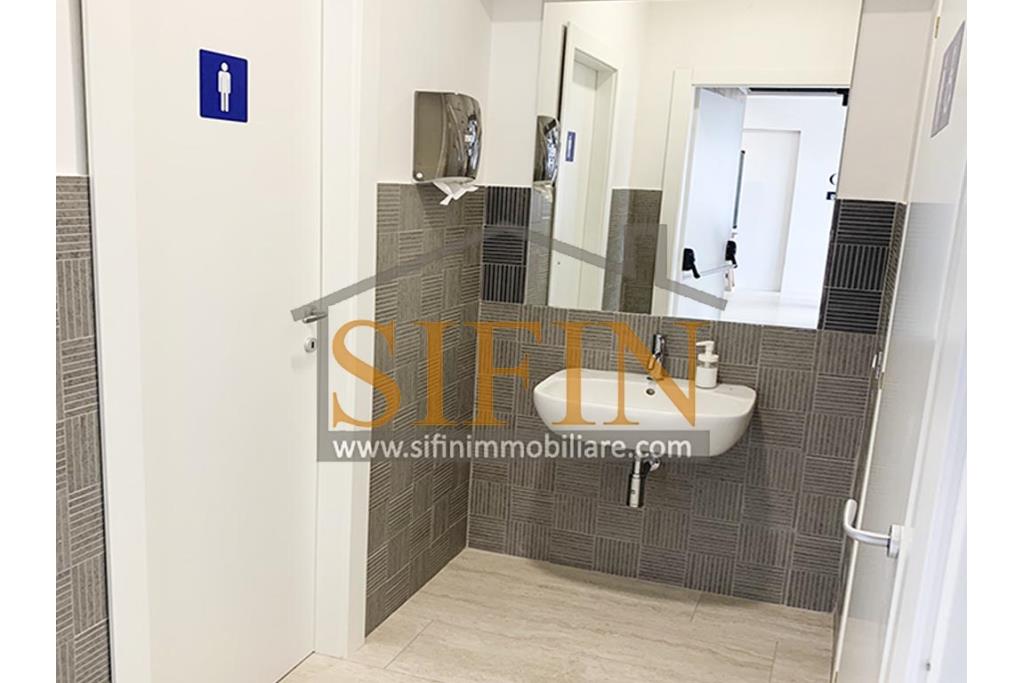 Loclae Commerciale - Ariano Irpino proponiamo in locazione elegante e funzionale locale commerciale di mq. 160,00 ca. con mq. 100,00 ca. di terrazzo oltre, come detto, ad ampio e comodo parcheggio.