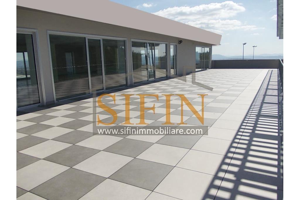 Loclae Commerciale - Ariano Irpino proponiamo in locazione elegante e funzionale locale commerciale di mq. 160,00 ca. con mq. 100,00 ca. di terrazzo oltre, come detto, ad ampio e comodo parcheggio.