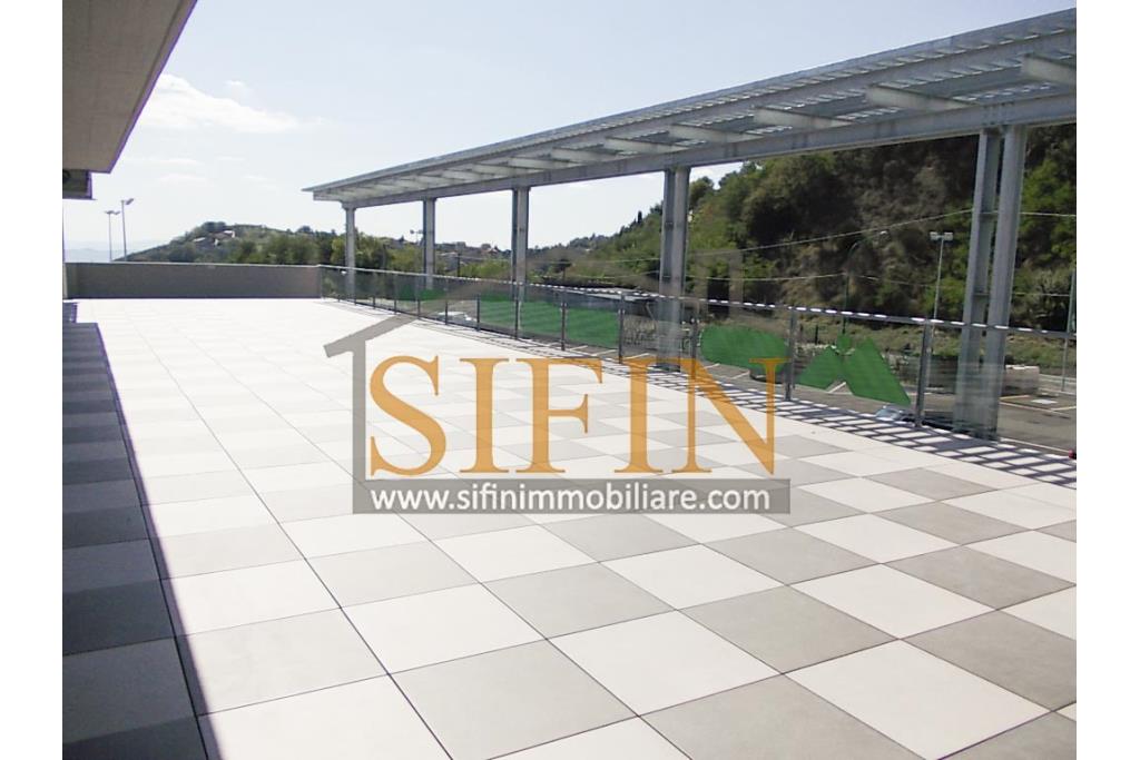 Loclae Commerciale - Ariano Irpino proponiamo in locazione elegante e funzionale locale commerciale di mq. 160,00 ca. con mq. 100,00 ca. di terrazzo oltre, come detto, ad ampio e comodo parcheggio.