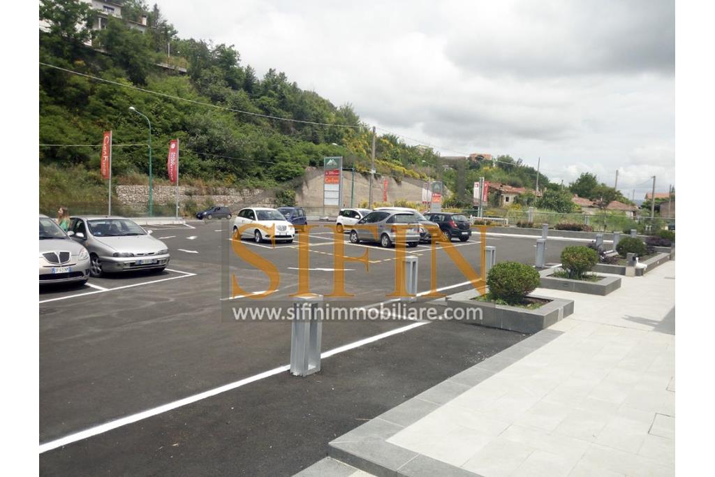 Loclae Commerciale - Ariano Irpino proponiamo in locazione elegante e funzionale locale commerciale di mq. 160,00 ca. con mq. 100,00 ca. di terrazzo oltre, come detto, ad ampio e comodo parcheggio.