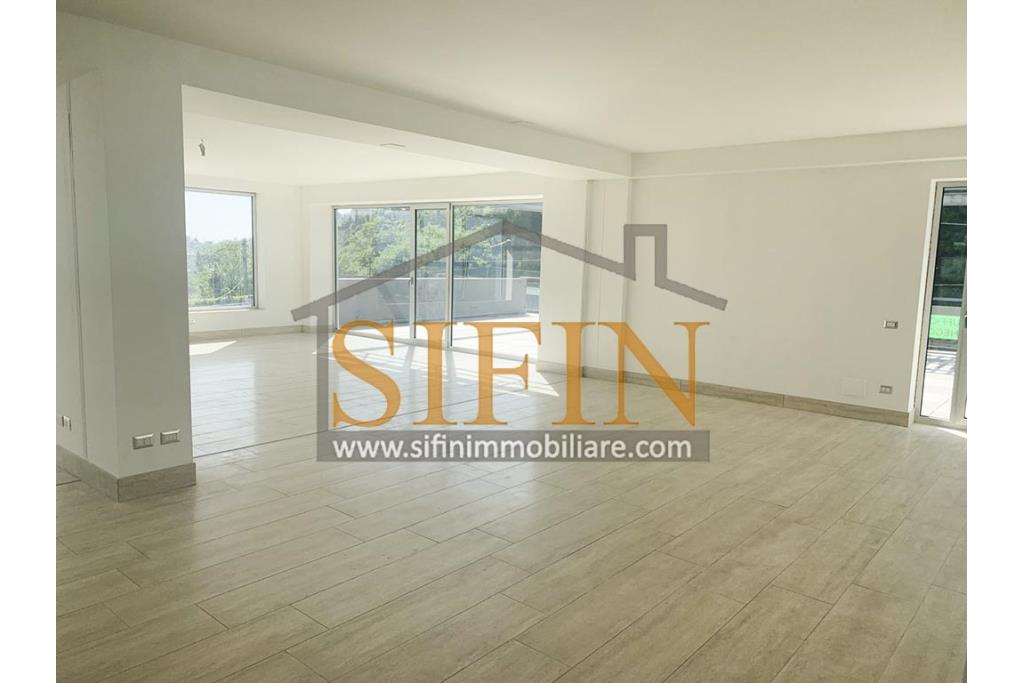 Loclae Commerciale - Ariano Irpino proponiamo in locazione elegante e funzionale locale commerciale di mq. 160,00 ca. con mq. 100,00 ca. di terrazzo oltre, come detto, ad ampio e comodo parcheggio.
