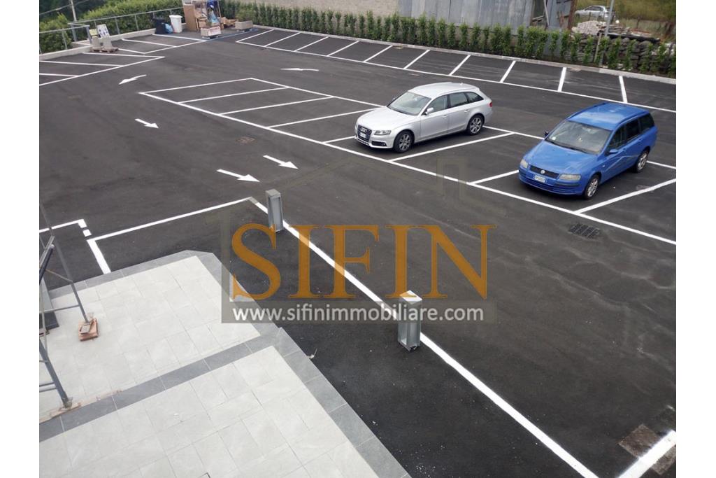 Loclae Commerciale - Ariano Irpino proponiamo in locazione elegante e funzionale locale commerciale di mq. 160,00 ca. con mq. 100,00 ca. di terrazzo oltre, come detto, ad ampio e comodo parcheggio.
