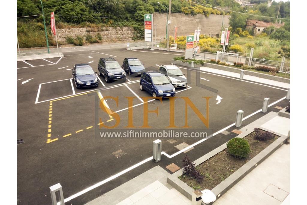 Loclae Commerciale - Ariano Irpino proponiamo in locazione elegante e funzionale locale commerciale di mq. 160,00 ca. con mq. 100,00 ca. di terrazzo oltre, come detto, ad ampio e comodo parcheggio.