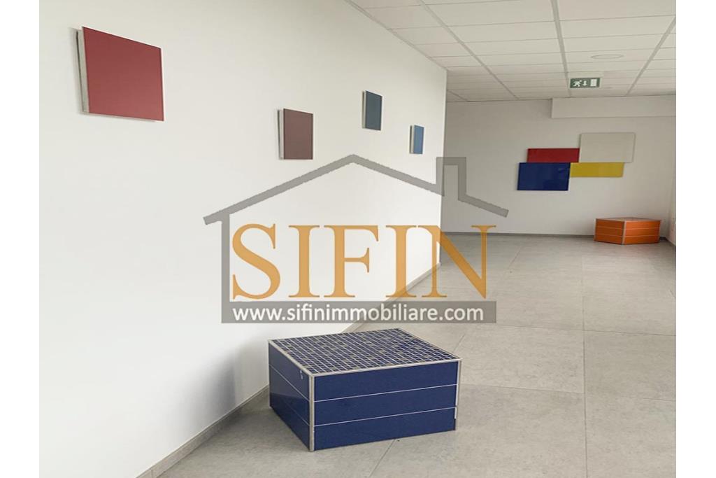 Loclae Commerciale - Ariano Irpino proponiamo in locazione elegante e funzionale locale commerciale di mq. 160,00 ca. con mq. 100,00 ca. di terrazzo oltre, come detto, ad ampio e comodo parcheggio.