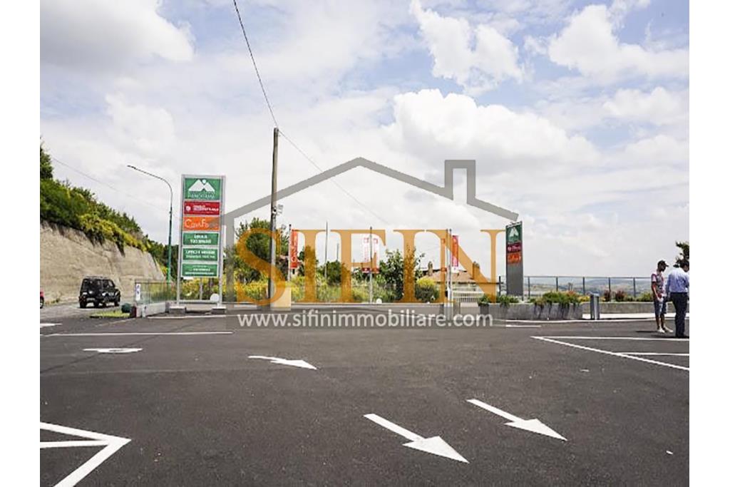 Loclae Commerciale - Ariano Irpino proponiamo in locazione elegante e funzionale locale commerciale di mq. 160,00 ca. con mq. 100,00 ca. di terrazzo oltre, come detto, ad ampio e comodo parcheggio.