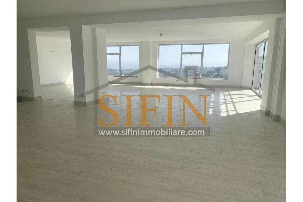 Loclae Commerciale - Ariano Irpino proponiamo in locazione elegante e funzionale locale commerciale di mq. 160,00 ca. con mq. 100,00 ca. di terrazzo oltre, come detto, ad ampio e comodo parcheggio.