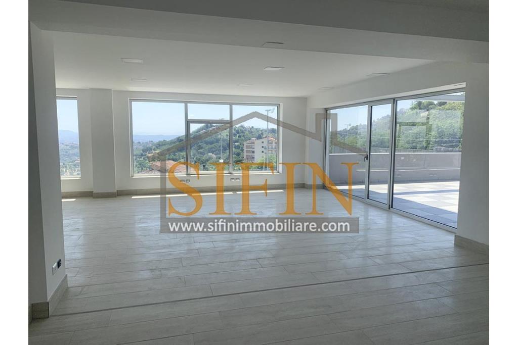 Loclae Commerciale - Ariano Irpino proponiamo in locazione elegante e funzionale locale commerciale di mq. 160,00 ca. con mq. 100,00 ca. di terrazzo oltre, come detto, ad ampio e comodo parcheggio.