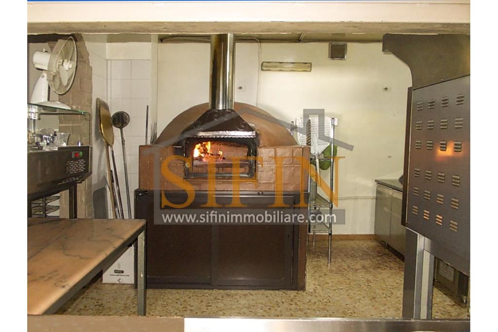 Pizzeria Friggitoria - Grottaminarda (AV), in zona centrale ad alto flusso veicolare, proponiamo in affitto 