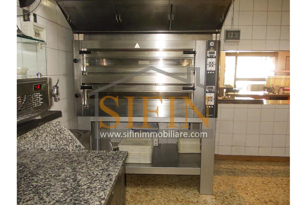 Pizzeria Friggitoria - Grottaminarda (AV), in zona centrale ad alto flusso veicolare, proponiamo in affitto 