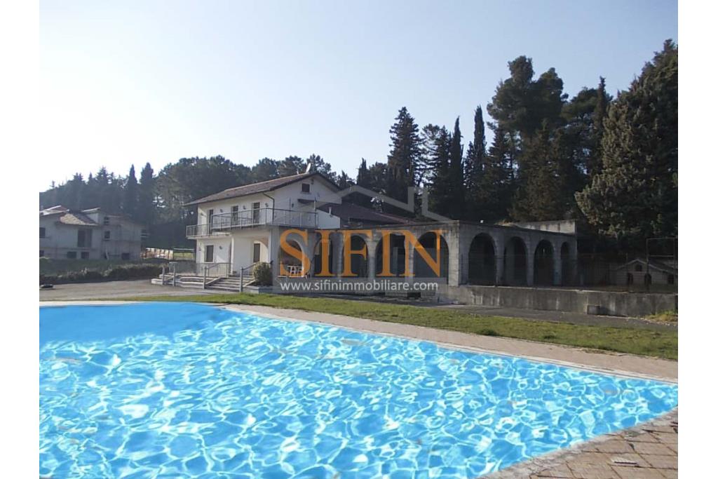 Villa con Piscina - Melito Irpino, nella immediata periferia, proponiamo in vendita villa di complessivi mq. 450,00 ca. oltre a mq. 10.500,00 di giardino