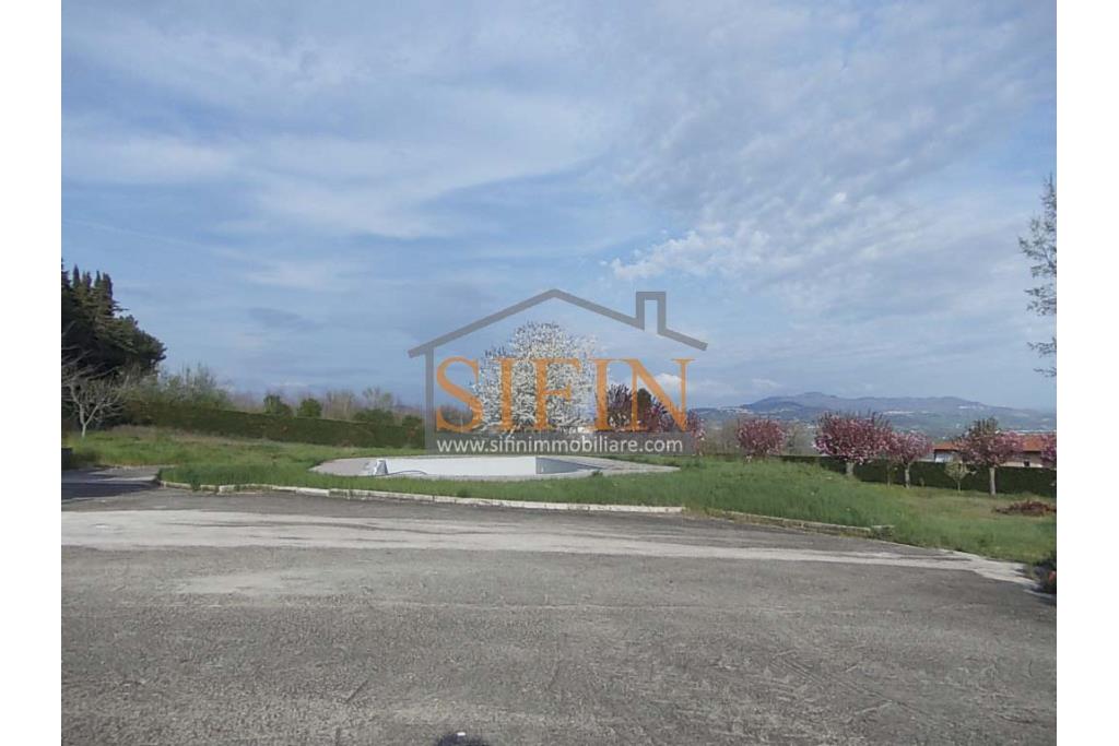 Villa con Piscina - Melito Irpino, nella immediata periferia, proponiamo in vendita villa di complessivi mq. 450,00 ca. oltre a mq. 10.500,00 di giardino