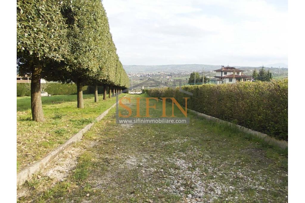 Villa con Piscina - Melito Irpino, nella immediata periferia, proponiamo in vendita villa di complessivi mq. 450,00 ca. oltre a mq. 10.500,00 di giardino