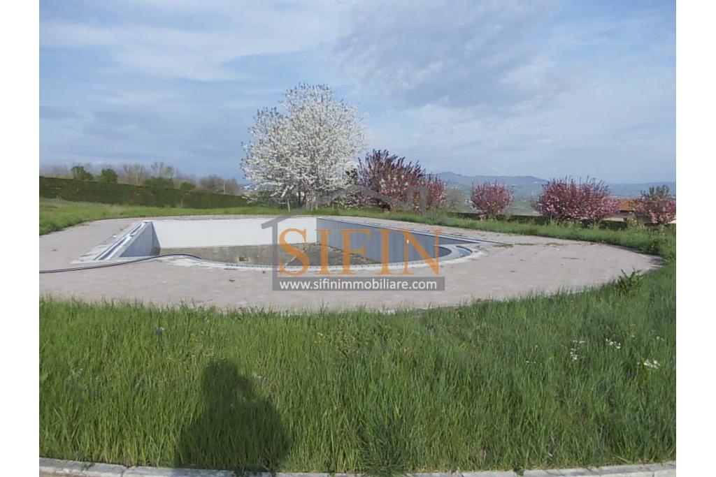 Villa con Piscina - Melito Irpino, nella immediata periferia, proponiamo in vendita villa di complessivi mq. 450,00 ca. oltre a mq. 10.500,00 di giardino