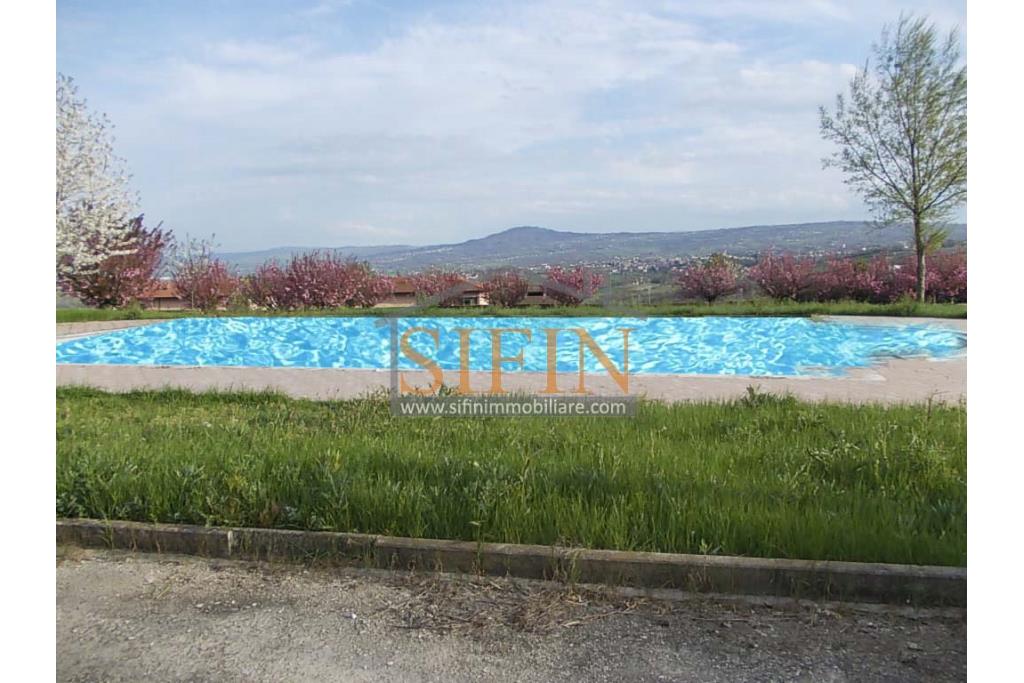 Villa con Piscina - Melito Irpino, nella immediata periferia, proponiamo in vendita villa di complessivi mq. 450,00 ca. oltre a mq. 10.500,00 di giardino