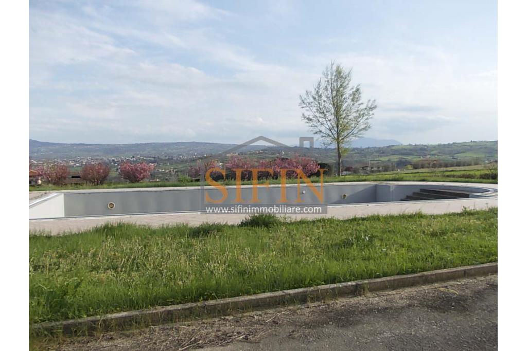 Villa con Piscina - Melito Irpino, nella immediata periferia, proponiamo in vendita villa di complessivi mq. 450,00 ca. oltre a mq. 10.500,00 di giardino